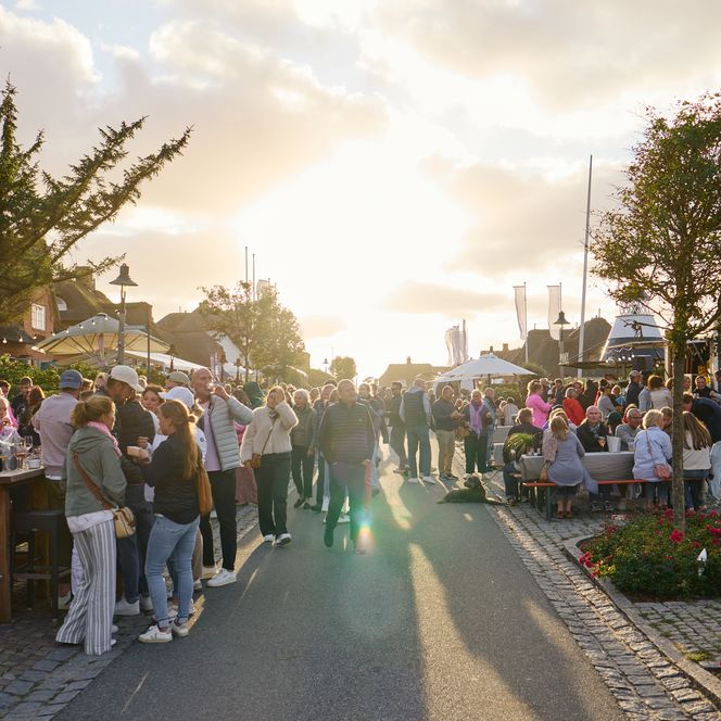 Eine mit Menachen befüllte Straße zum Sonnenuntergang