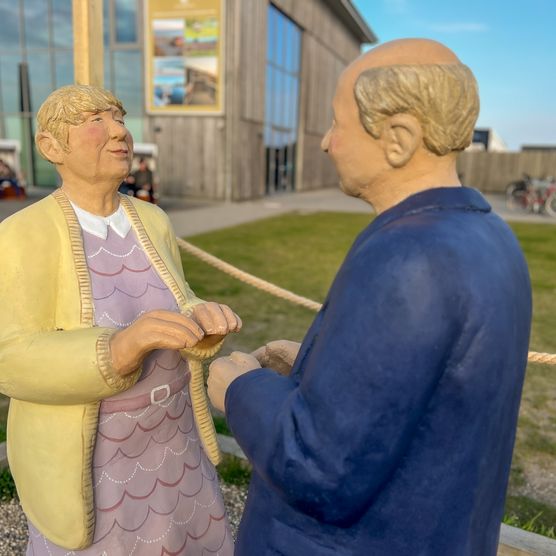 Zwei Alltagsmenschen tanzen auf der Promenade