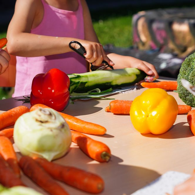 Gemüse wird von Kindern für das Essen vorbereitet