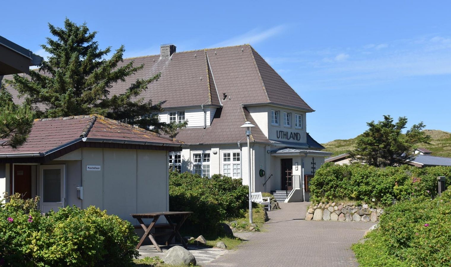 Akademie-Haus Uthland auf Sylt an einem sonnigen Tag.