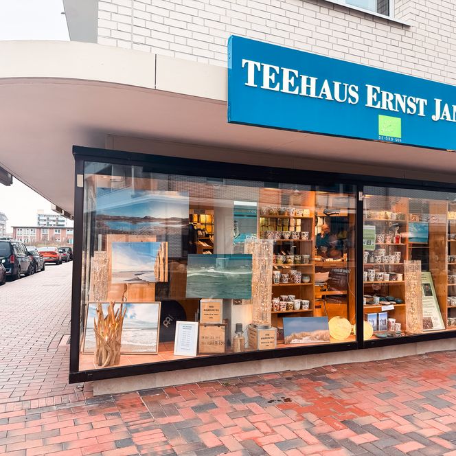 Außenansicht Teehaus Ernst Janssen mit Schaufenster