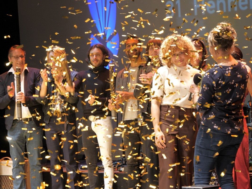 Gruppe auf Bühne beim Henner-Krogh-Förderpreis, goldenes Konfetti regnet herab.