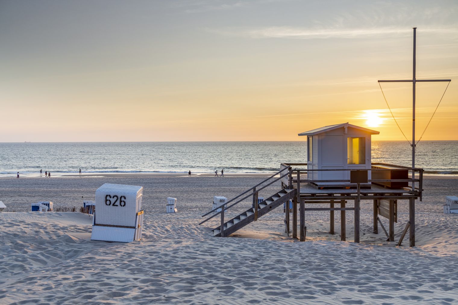 Sonnenuntergang am Weststrand mit Rettungsstation