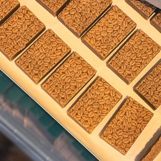 Quadratische beigefarbene Seifen mit strukturierter Oberfläche auf Blech