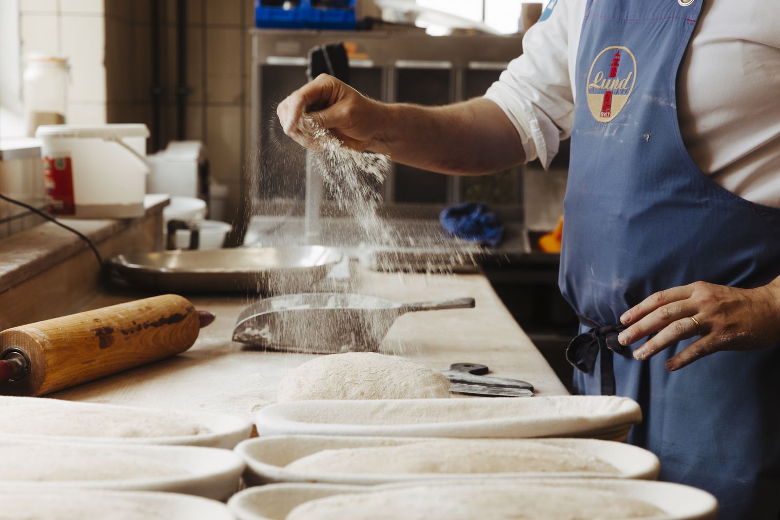 Jens Lund beim Brotbacken