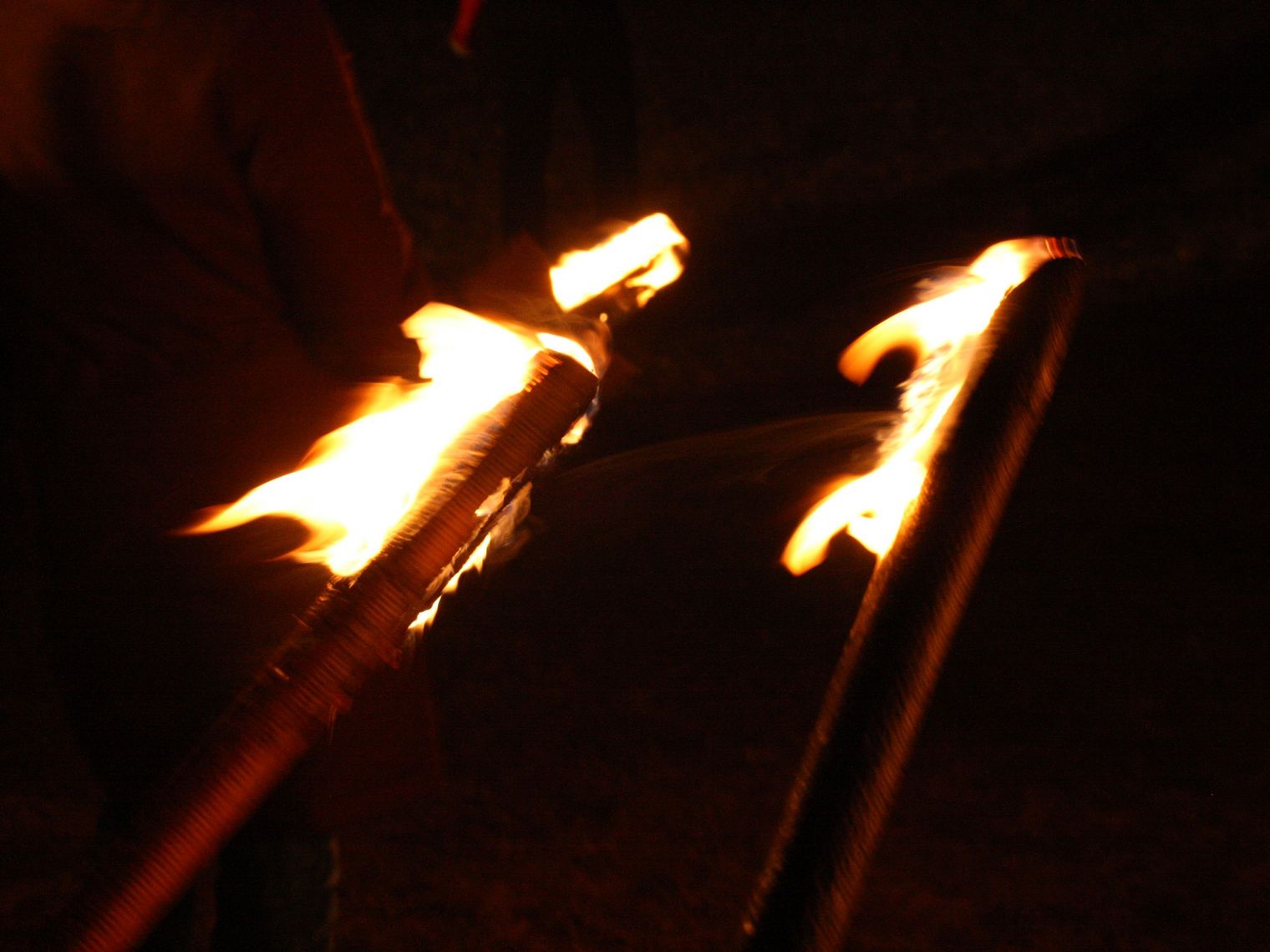 Zwei angezündete Fackeln