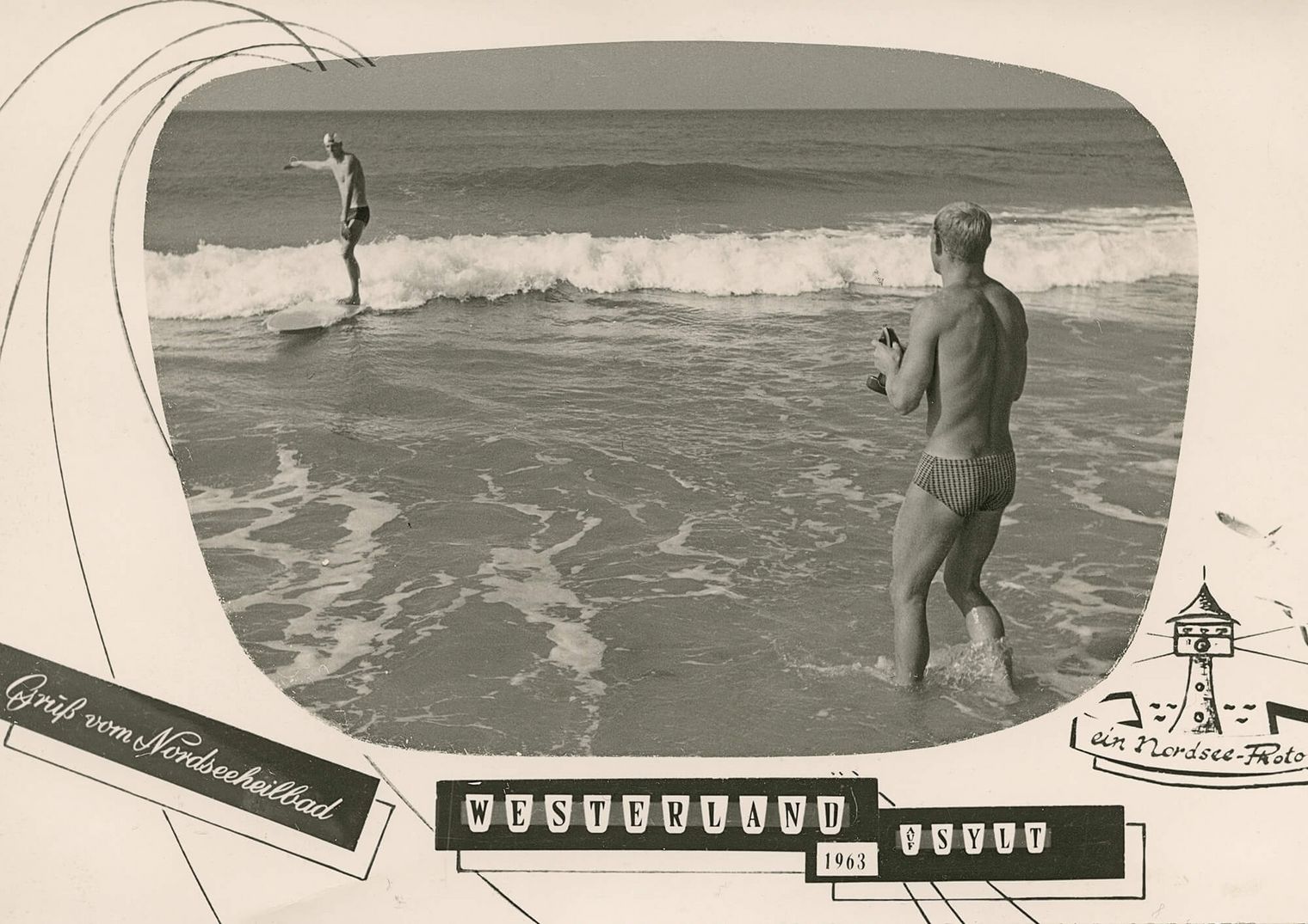 Surfer im Wasser, fotografiert von einem Mann am Strand, Postkarte von 1963