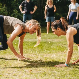 Zwei Frauen bewegen sich spielerisch gegenüber