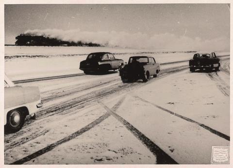 Winter 1963 mit Autos auf dem Eis neben dem Zug auf dem Damm