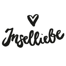 Schriftzug „Inselliebe“ mit kleinem Herzsymbol darüber.