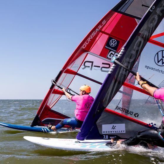 Zwei Windsurfer im Wettbewerb auf dem Meer