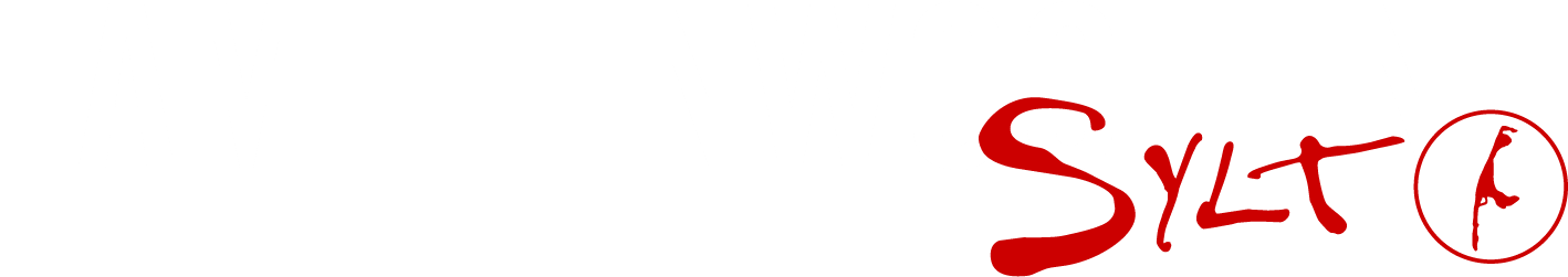 Logo „Familienwochen Sylt“ mit weißer Schrift und roter, handschriftlicher Ergänzung auf transparentem Hintergrund.