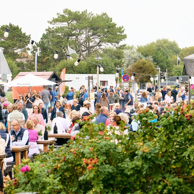 Teilnehmer:innen des Sommerfestes in Kampen auf offener Straße
