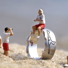 Miniatur-Rettungsschwimmer am Strand um einen silbernen Sylt-Ring