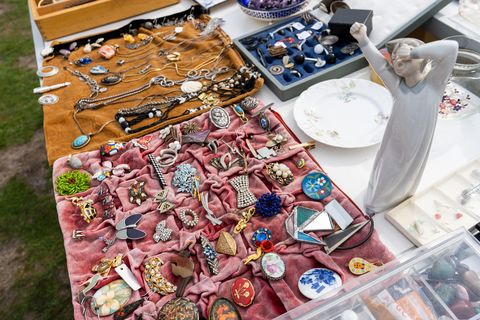 Schmuck und Porzellanfiguren auf einem Flohmarktstand