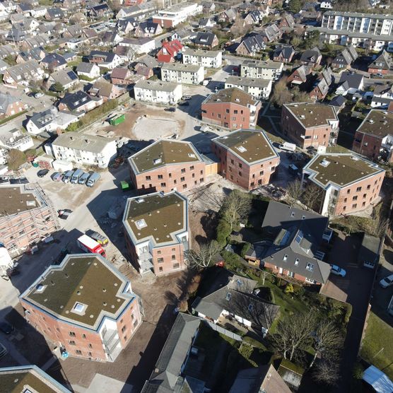 Luftbild moderner Wohngebäude mit begrünten Dächern im Wohnquartier Westhedig, Westerland.