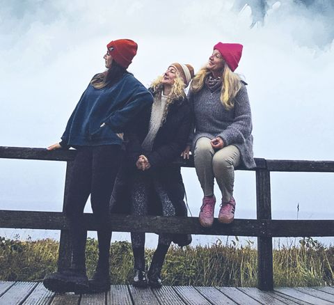 Stormy Yo Day Organisatorinnen auf dem Holzbohlenweg am Meer