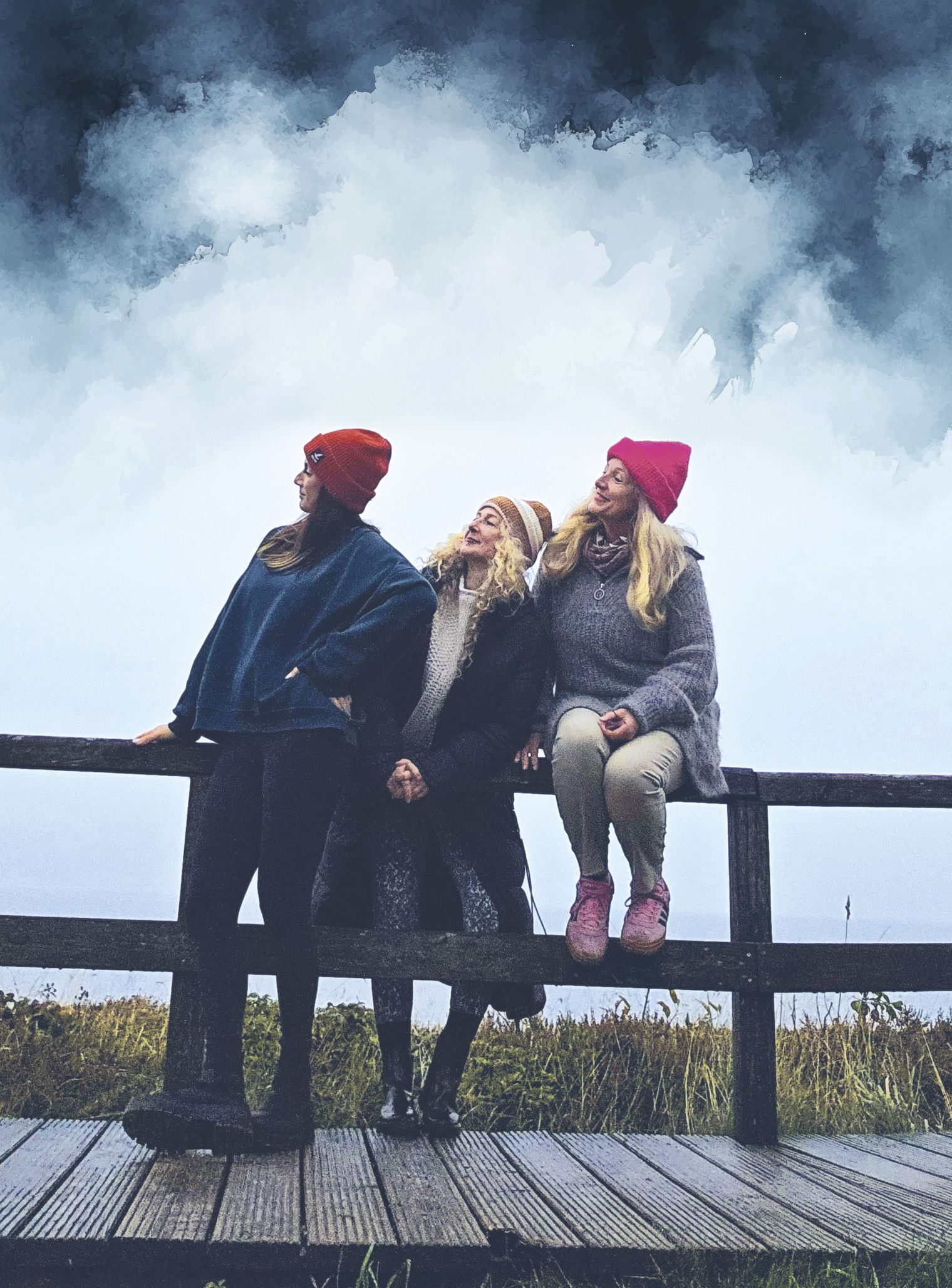 Stormy Yo Day Organisatorinnen auf dem Holzbohlenweg am Meer