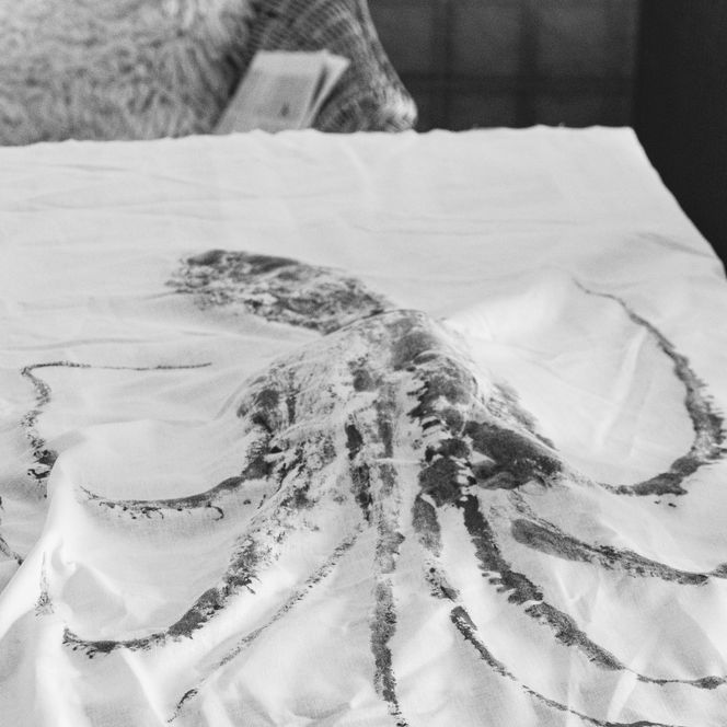 Oktopus-Kunstwerk auf weißen Stoff