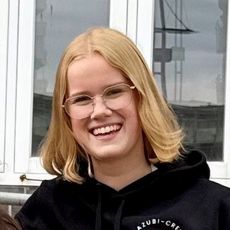 Vier junge Frauen in schwarzer Sylt-Kleidung vor rotem Backsteingebäude