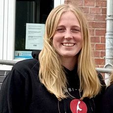 Vier junge Frauen in schwarzer Sylt-Kleidung vor rotem Backsteingebäude