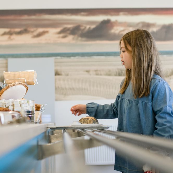 Mädchen vor einem Frühstücksbuffet