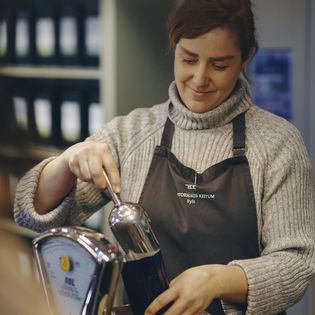 Mit Sorgfalt verpackt: Teegenuss im Kontorhaus Keitum Mitarbeiterin wiegt Tee im Kontorhaus Keitum auf Sylt ab.