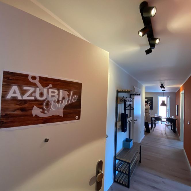 Offene Tür zur Azubi-Wohnung mit Flur und Garderobe