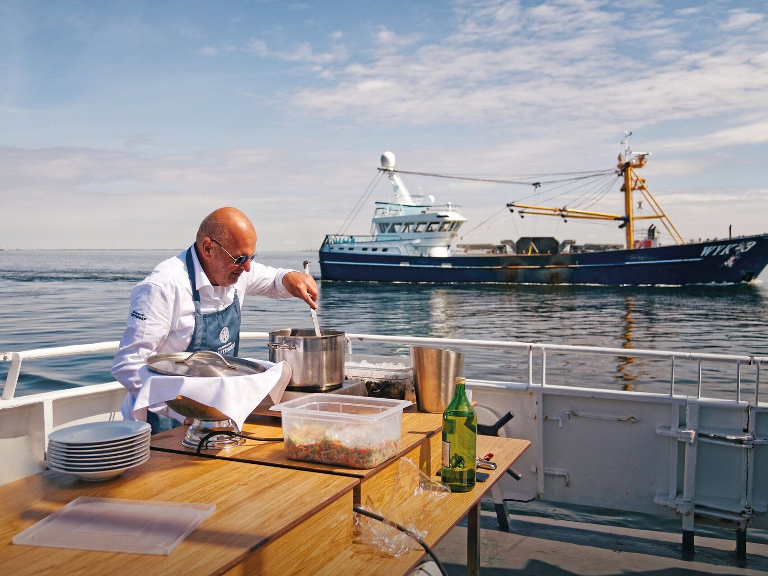 Koch bereitet Muscheln auf Schiff zu