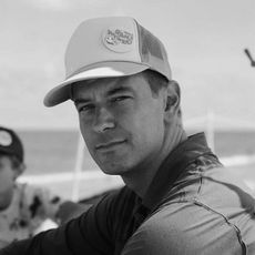 Porträtfotos von Angelo Schmitt und Dennis Schmitt nebeneinander in Schwarz-Weiß