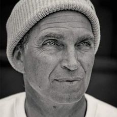 Porträtfotos von Angelo Schmitt und Dennis Schmitt nebeneinander in Schwarz-Weiß