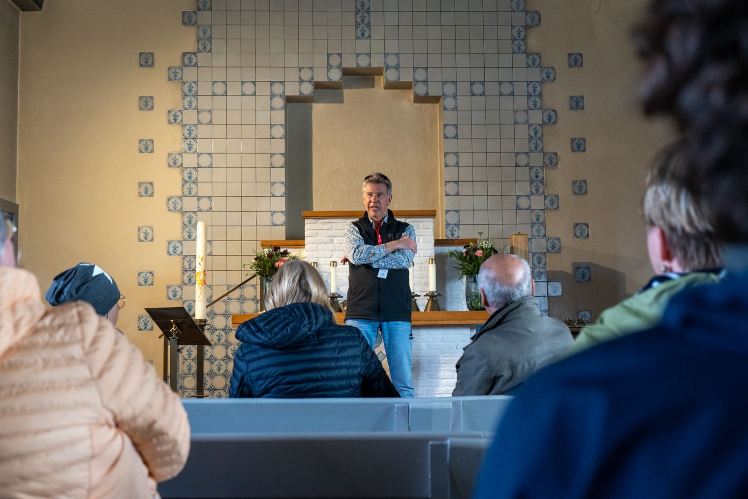 Gästeführer Rainer Chinnow in der Friesenkapelle