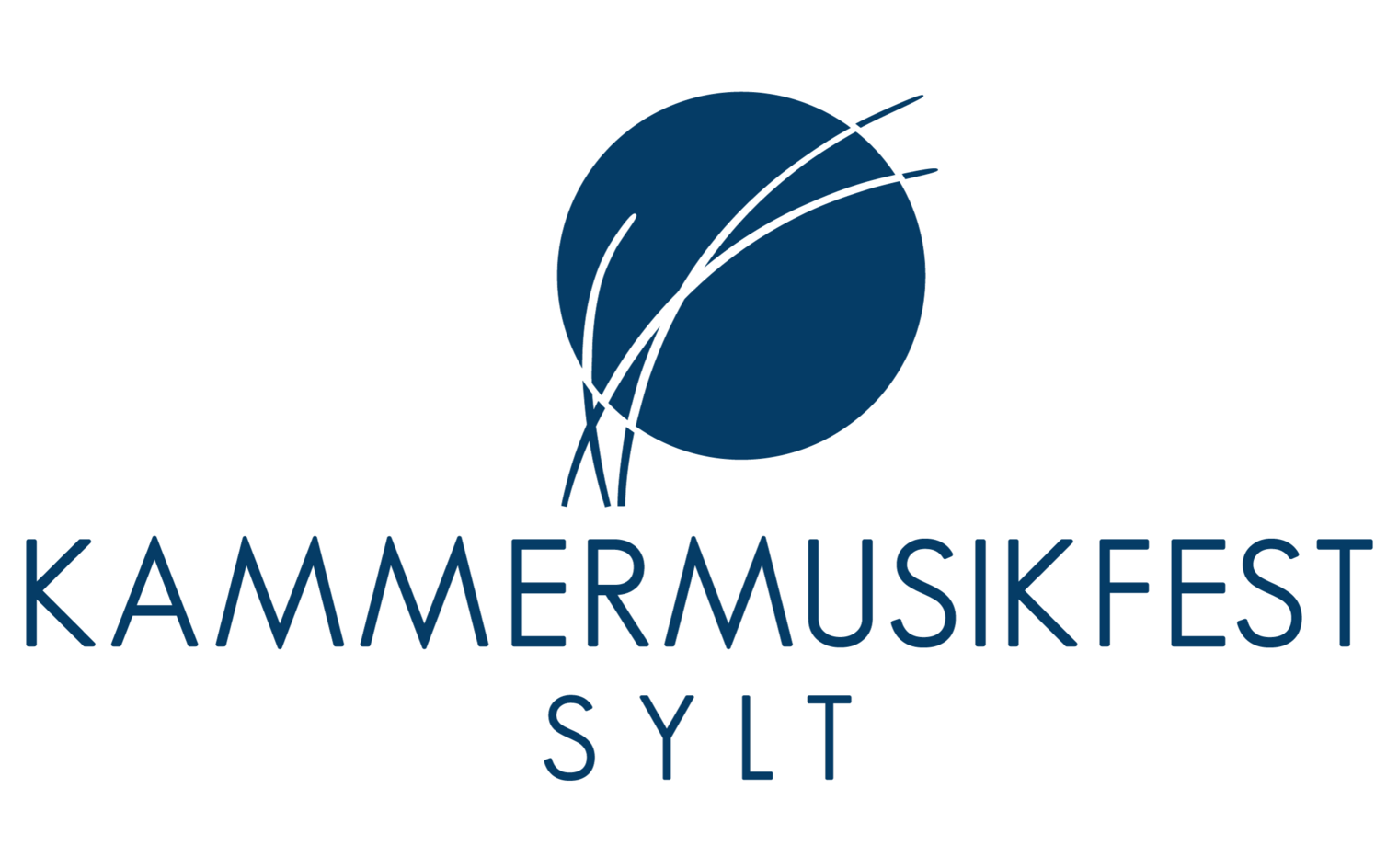 Blaues Logo des Kammermusikfests Sylt mit Dünengras-Motiv und Schriftzug.