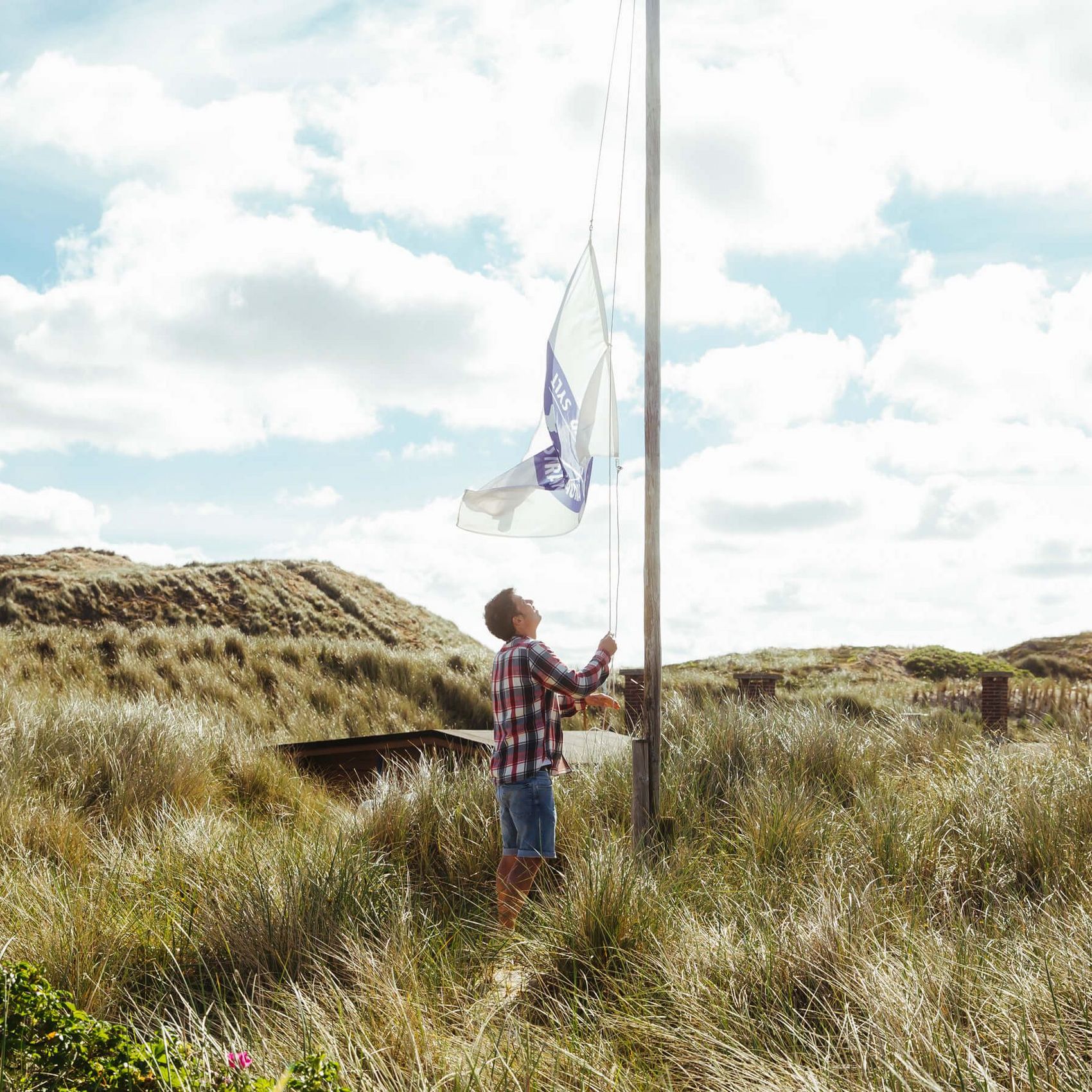 Birger hisst die Flagge der Strandsauna