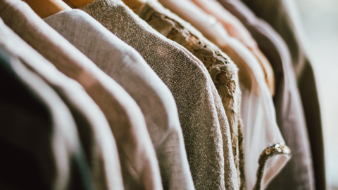 Keldidung in Beigetönen auf einem Ständer