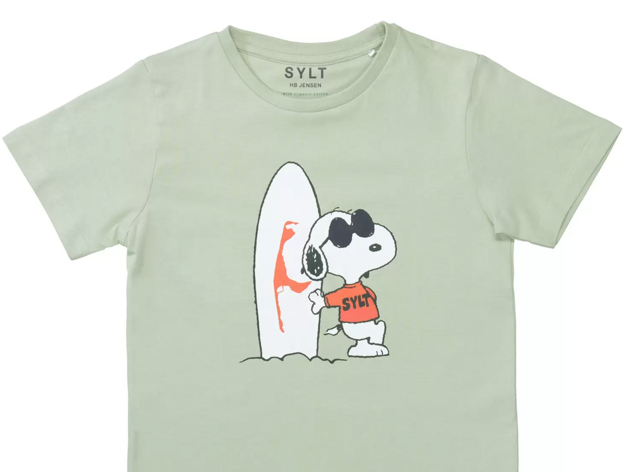 Hellgrünes Kinder-T-Shirt mit Snoopy und Surfbrett-Motiv.