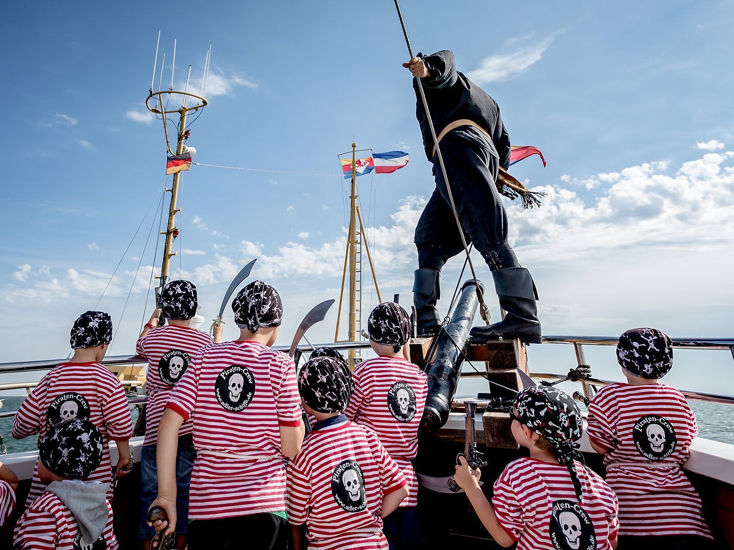 Kinder in Piratenkostümen auf einem Schiff