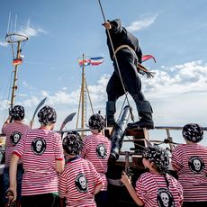 Kinder in Piratenkostümen auf einem Schiff