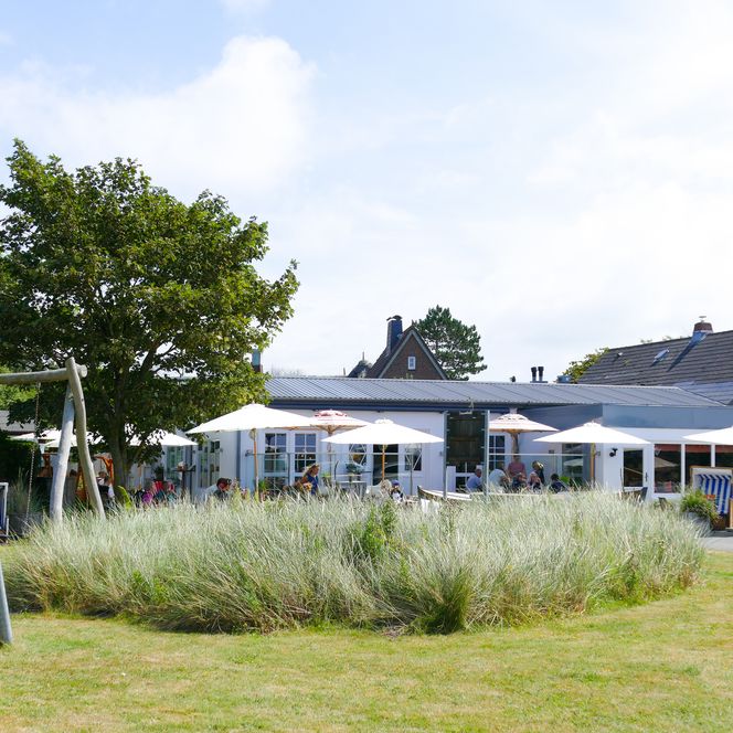 Café Roots Sylt mit Terrasse, Sonnenschirmen und Strandkörben
