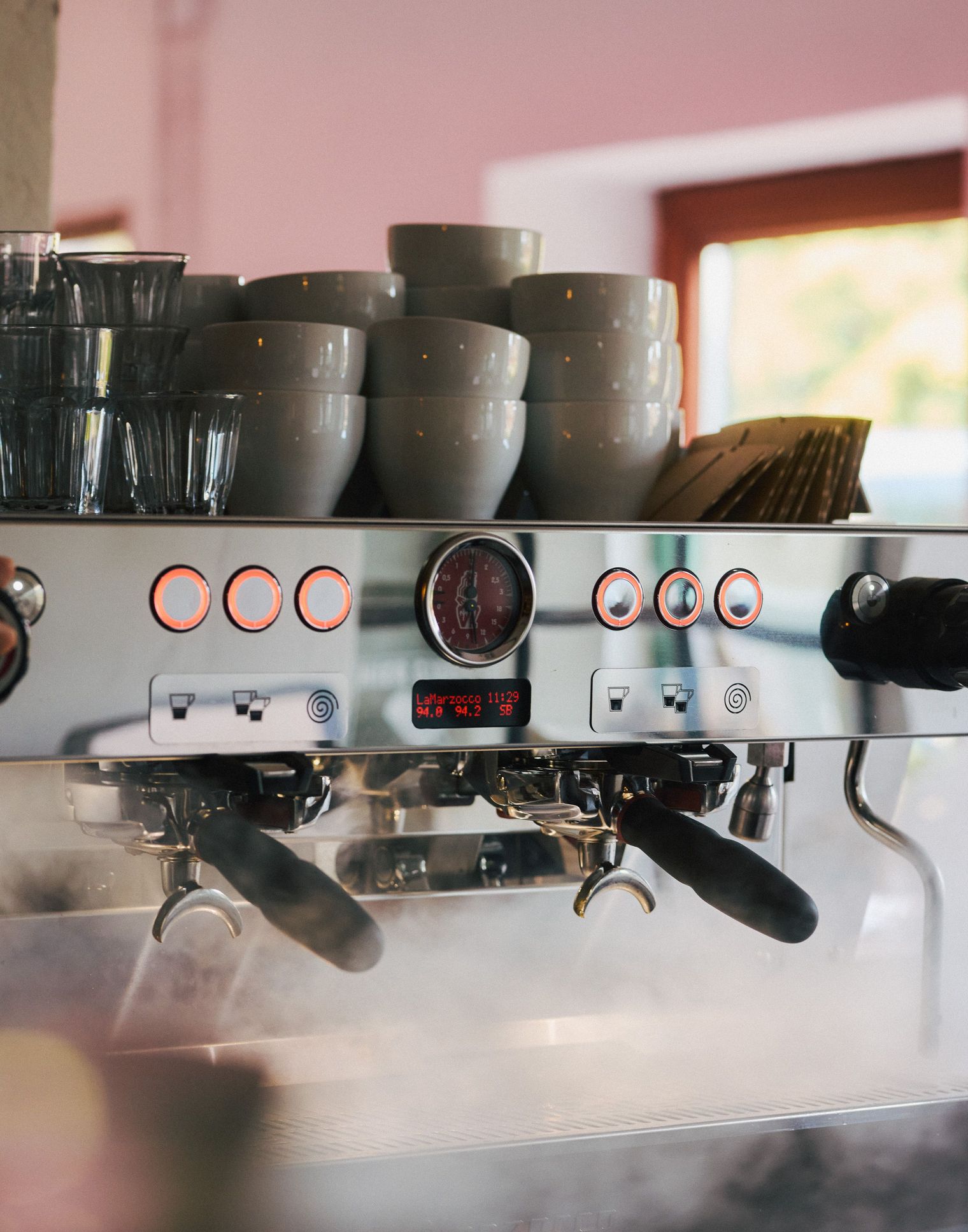 Siebträgermaschine im Café Curve in Braderup.