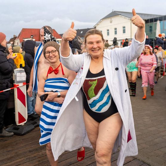 Teilnehmerinnen beim Neujahrsbaden in Wenningstedt