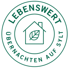 Grünes Logo mit Haus und Blatt, Text: Lebenswert – Übernachten auf Sylt