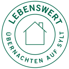 Grünes Logo mit Haus, Text: Lebenswert – Übernachten auf Sylt