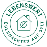 Grünes Logo mit Haus und Blatt, Text: Lebenswert – Übernachten auf Sylt