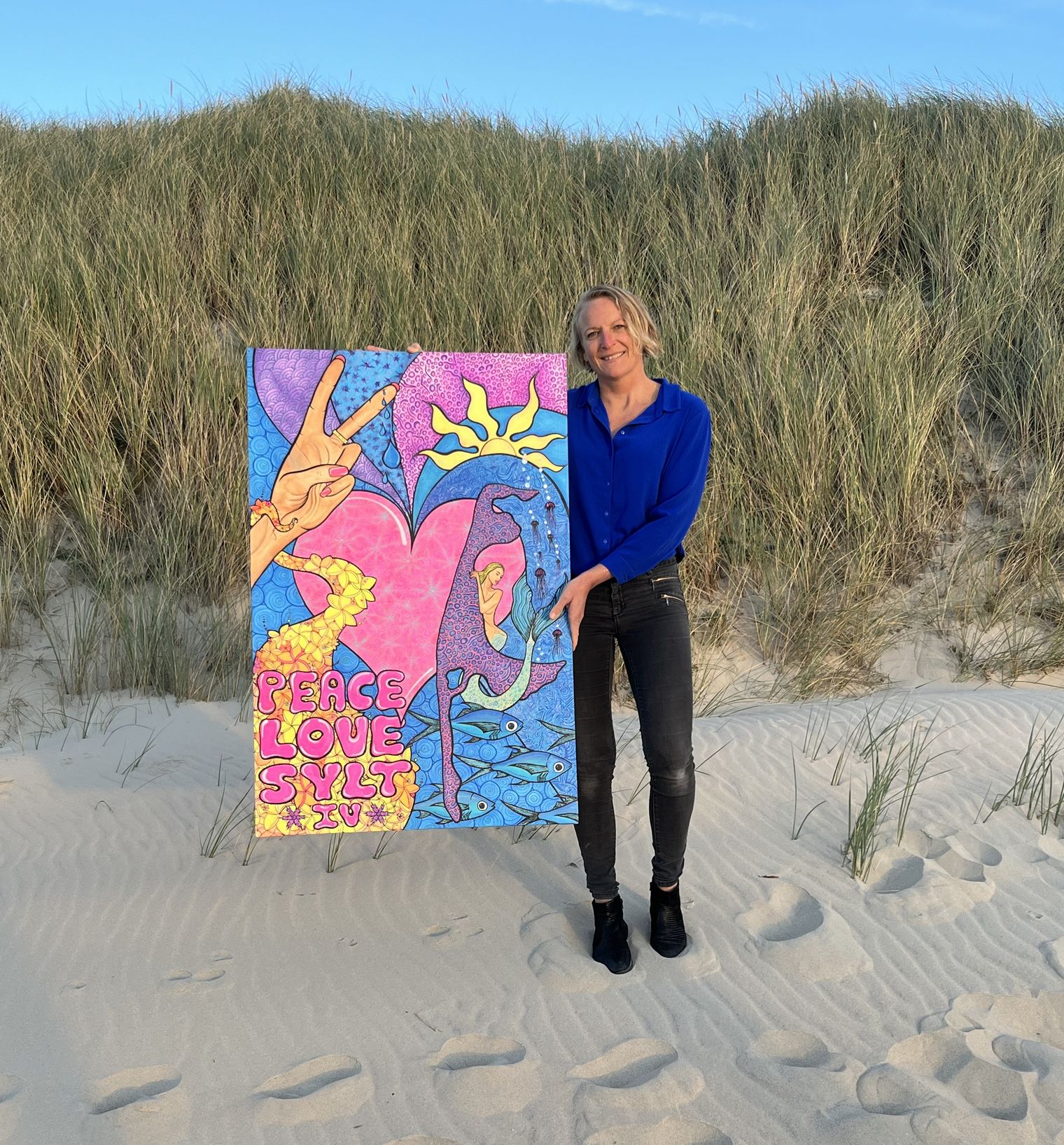 Künstlerin mit Gemälde am Strand