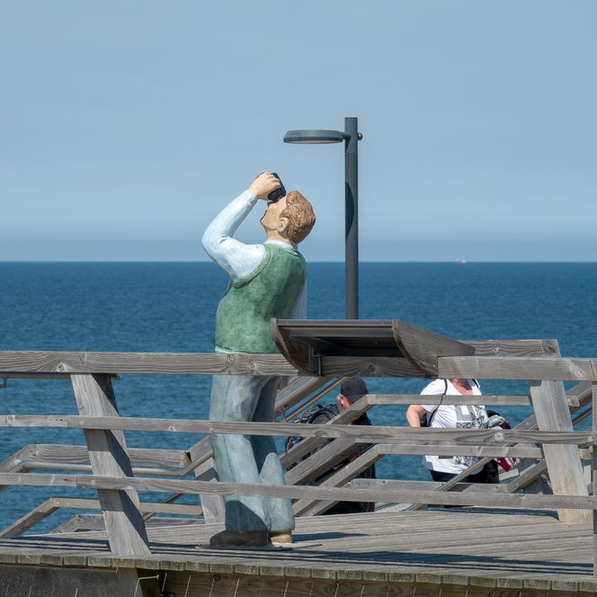 Alltagsmensch Fernglasmann auf der Strandtreppe