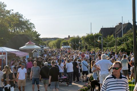 Viele Besucher auf einem Straßenfest mit Gastro-Ständen