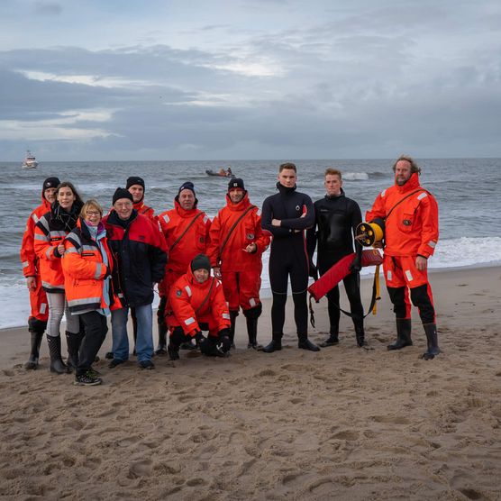 Rettungskräfte beim Neujahrsbaden in Wenningstedt