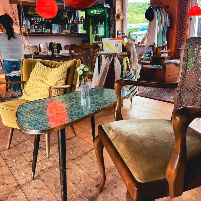 Sitzecke mit Sesseln, Tisch und gemütlicher Atmosphäre im Surfhouse.