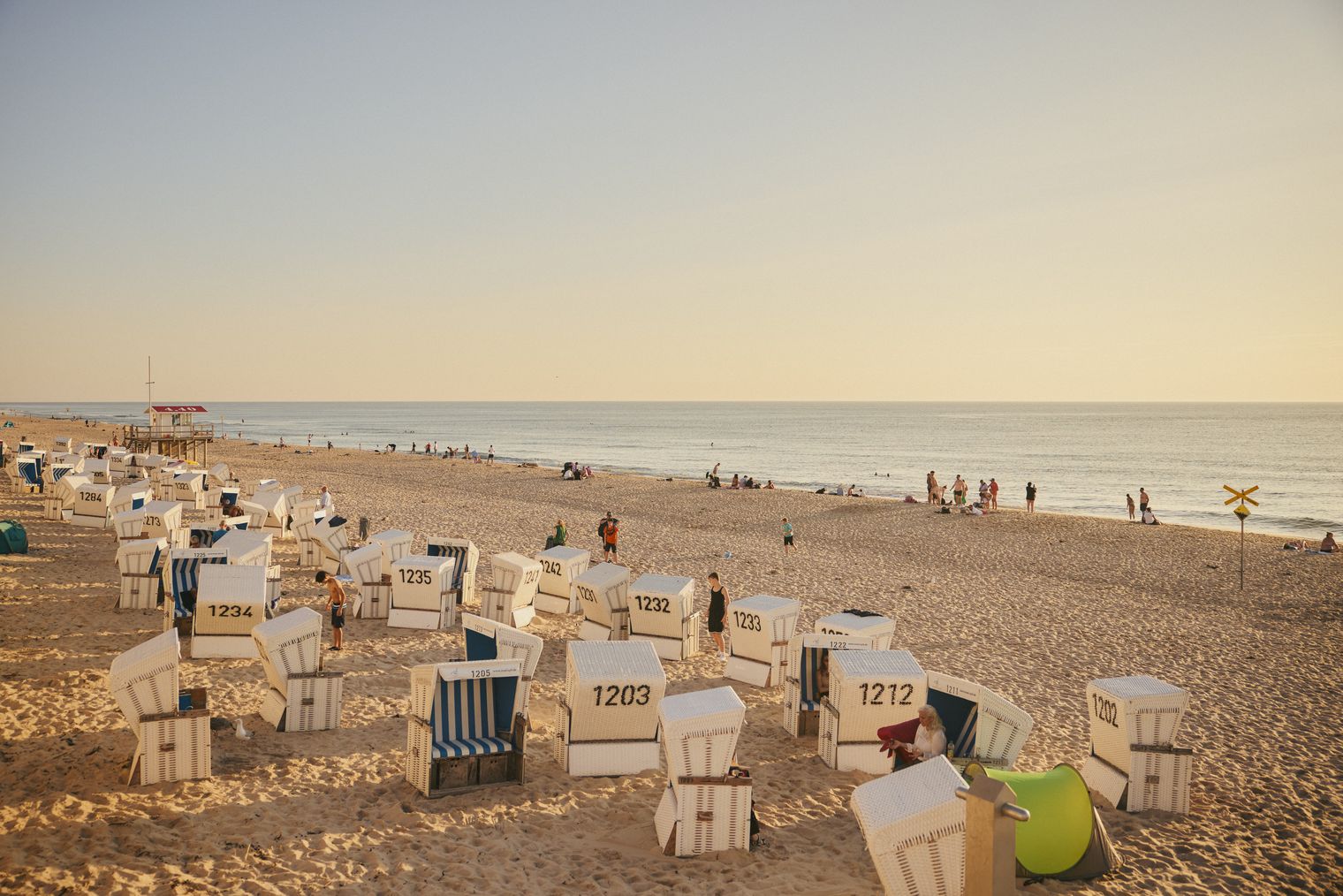 Sommerabend am Strand von Sylt – Entspannung in Strandkörben